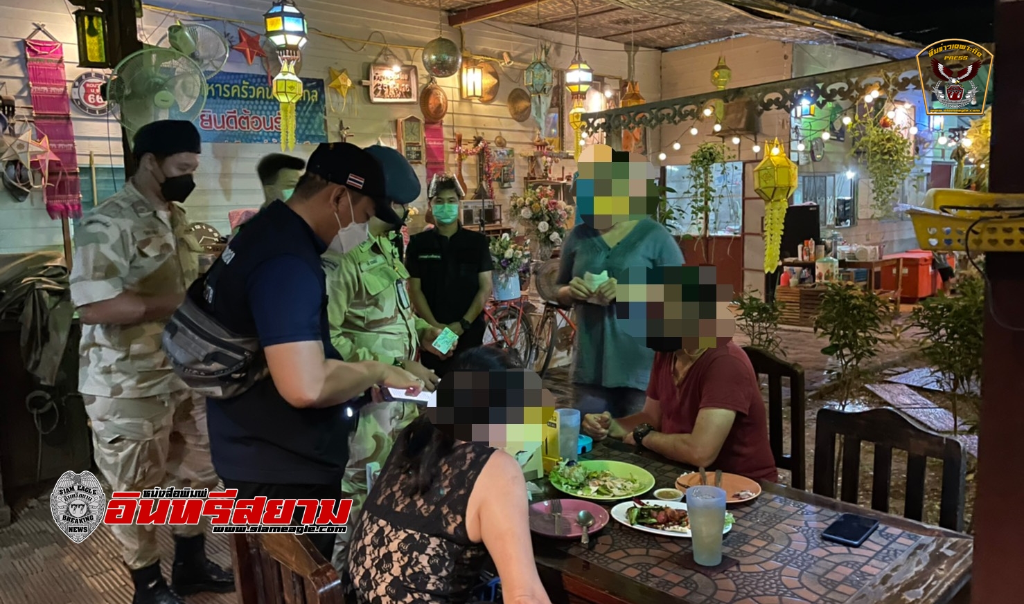 เชียงใหม่-จับร้านอาหารปล่อยให้ดื่มแอลกอฮอล์ในร้าน และพบตู้สล๊อต ดำเนินคดี