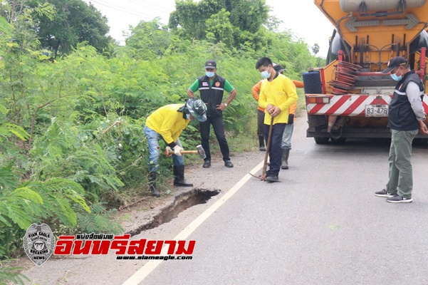 ชัยภูมิ-ชุดเฉพาะกิจ อบจ.ชัยภูมิ ลงพื้นที่ติดตามการดำเนินงานซ่อมแซมถนนชำรุด