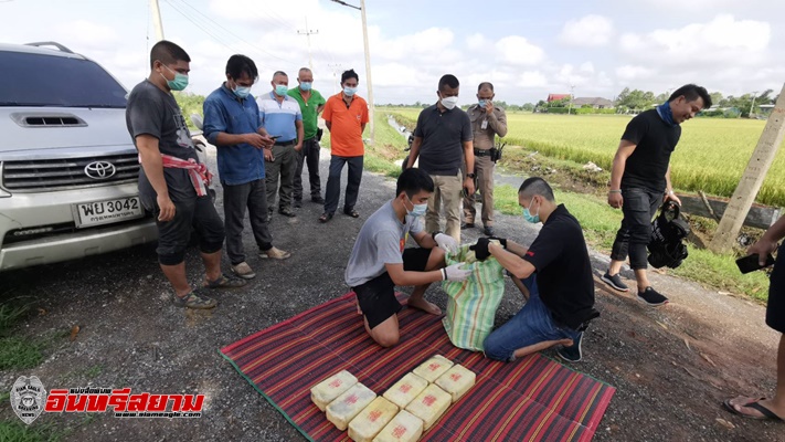 สุพรรณบุรี-วงจรปิดจับภาพรถเก๋งขับหนีตำรวจหลังส่งยาบ้าพุงตกลงทุ่งนา