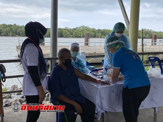 สตูล-โรงพยาบาลสตูล ฉีดวัคซีนเชิงรุก ออกพื้นที่ให้บริการพี่น้องประชาชนตามจุดที่เดินทางลำบาก