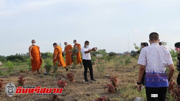 สุพรรณบุรี-คณะสงฆ์ร่วมปลูกต้นไม้สวนสาธารณะเนื่องในวันคล้ายวันสวรรคต