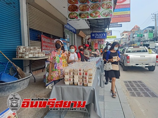 ชลบุรี – ร้านแดง-ดำ พัทยา ส่งข้าวกล่องพร้อมกำลังใจสู้ภัยโควิด 19