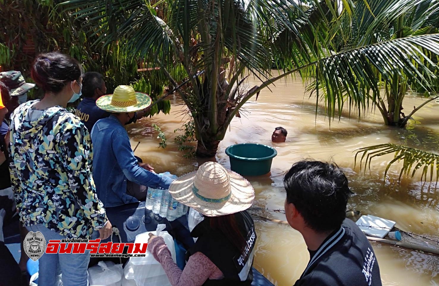 อยุธยา-หน่วยงานประมงออกแจกถุงยังชีพช่วยน้ำท่วม