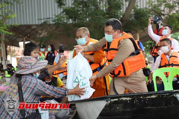 อยุธยา-ปลัดมท.ร่วมกับคณะสงฆ์ ลงพื้นที่อยุธยา ช่วยเหลือผู้ประสบภัยน้ำท่วม