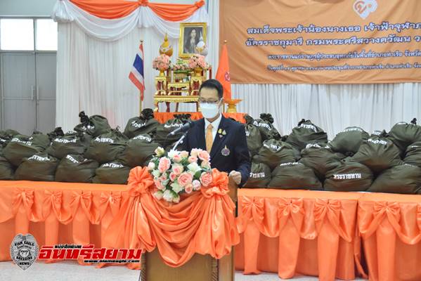 อยุธยา-พระราชทานสิ่งของแก่ผู้ประสบอุทกภัยในพื้นที่