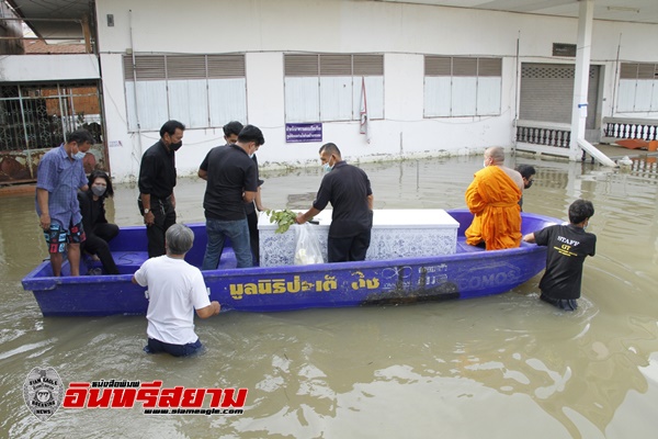 ปทุมธานี-น้ำท่วมวัดญาติต้องขนโรงศพลงเรือไปเผาที่เมรุ