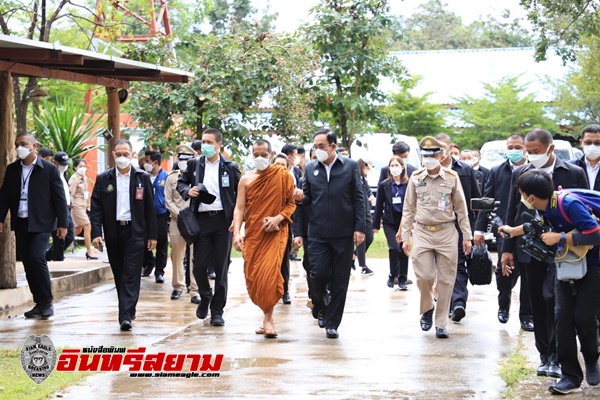 นายกรัฐมนตรีพบปะเครือข่ายโคก หนอง นา ของวัดป่าศรีแสงธรรม ที่อุบลฯ