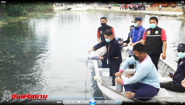 สุพรรณบุรี-ผู้ว่าฯลงพื้นที่ตรวจน้ำท่วมพร้อมร่วมราดสารEMบำบัดน้ำเน่า