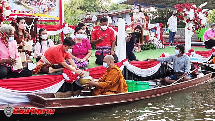 สุพรรณบุรี-เทศบาลตำบลบ้านแหลมสืบสานงานประเพณีตักบาตรกลางน้ำ1เดียวของไทย