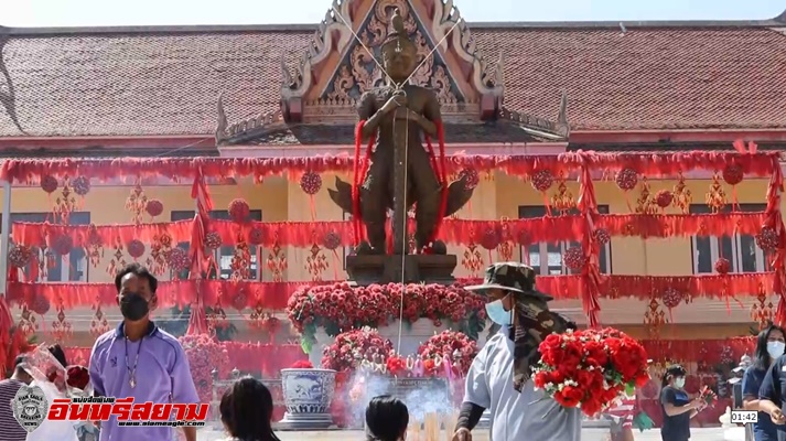 สุพรรณบุรี-คอหวยแห่เขย่าเซียมซียักษ์ขอโชคท้าวเวสสุวรรณ