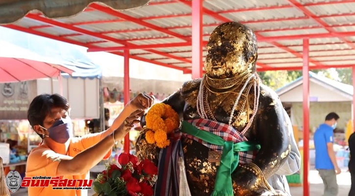 สุพรรณบุรี-โค้งสุดท้ายชาวบ้านส่องเลขอ่างน้ำมนต์ขอโชคพ่อขุนช้างวัดไผ่แขก