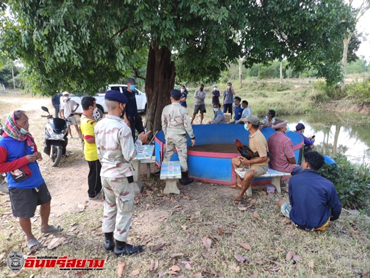 ศรีสะเกษ-ไม่หวั่นโควิด 19 เซียนพนันล้อมวงเล่นการพนันชนไก่เย้ยกฎหมาย