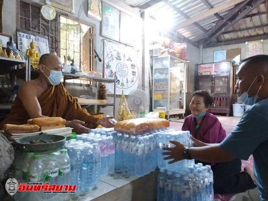 สระแก้ว – หลวงพี่รับบริจาคน้ำ แจกคนกลับบ้านสู่อีสานใต้ช่วยเทศกาลปีใหม่