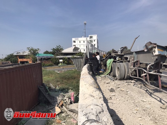 นนทบุรี-ระทึก พ่วง 18 ล้อหลุดโค้งสะพานต่างระดับตู้คอนเทนเนอร์หลุดร่วง