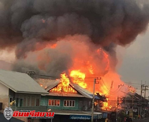 ปราจีนบุรี – ไฟไหม้กลางตลาดเทศบาลเมืองปราจีนบุรีวอดกว่า 30 คูหาควบคุมเพลิงแล้วกว่า 95 เปอร์เซนต์