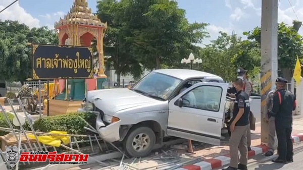 สระบุรี-อดีตทหารวัย 64 ปี เมาขับซิ่งกระบะเสียหลัก ชนรั้วศาลเจ้าพ่อ พังทั้งแถบ