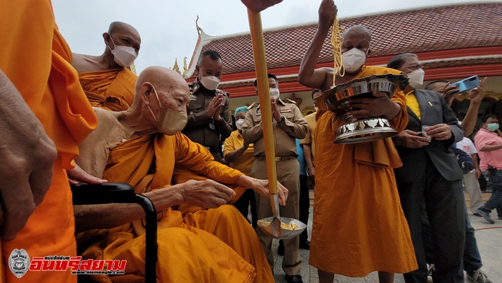 สมุทรปราการ-เจ้าอาวาสวัดบางพลีใหญ่กลาง จัดพิธีเททองหล่อเกศเศียรพระด้วยทองคำหนัก 69 บาท