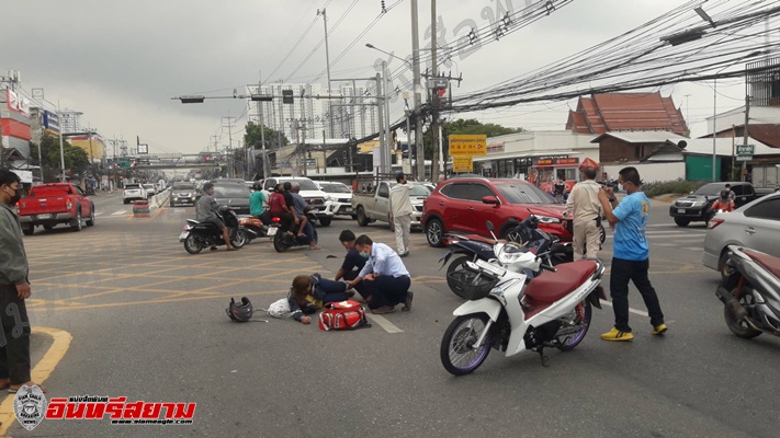 ชลบุรี-ผู้สมัครนายกเมืองพัทยา โดดลงช่วยเหลือปิดกั้นการจราจร หลังพบเหตุ จยย.ชนกัน