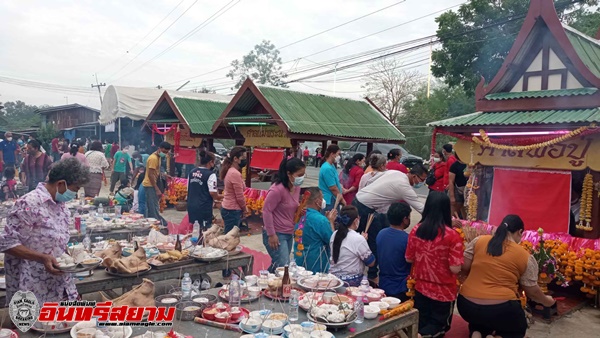 สุพรรณบุรี-คู่รักชายหญิงแห่ร่วมประเพณีเดินเจว็ดคึกคัก