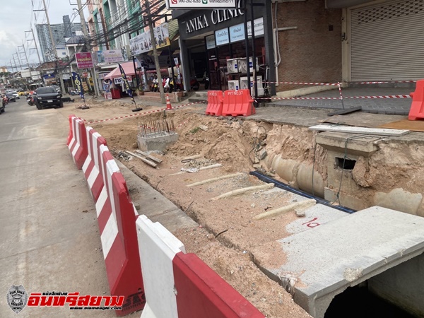 ชลบุรี-ของจริง ว่าที่นายกเมืองพัทยา ลงดูช่วยเหลือ ปชช.จากการขุดทำถนน