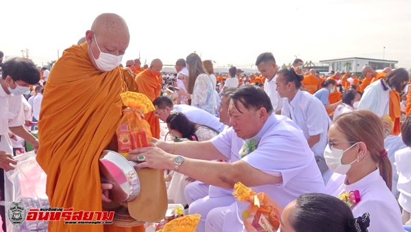 ปทุมธานี-พุทธศาสนิกชน 2,000 คนร่วมบุญตักบาตรพระ1,091รูป