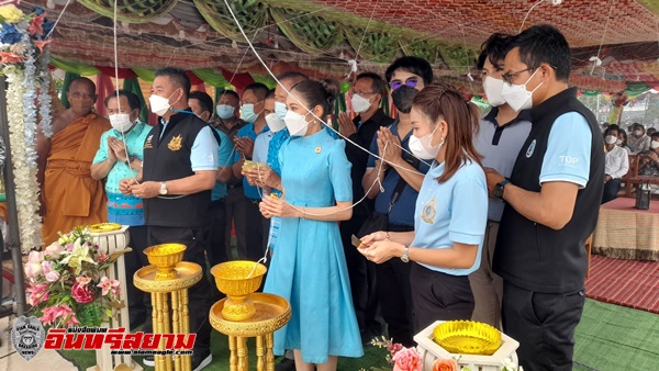 สุพรรณบุรี-ชาวบ้านแห่ร่วมพิธีเททองหล่อท้าวเวสสุวรรณปางเสวยสุขหนึ่งเดียวในไทย