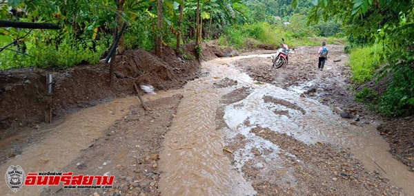 ตาก-ฝนตกหนักต่อเนื่องทำให้น้ำป่าไหลหลากท่วมถนน