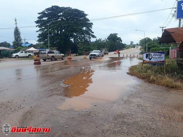 ตาก-อ.พบพระ เริ่มแล้ว พายุ “โนรู” ฝนตก ทำให้น้ำท่วมขัง เนื่องจากน้ำรอการระบาย รถสัญจรไปมา เด็กนักเรียนข้ามถนน อันตราย