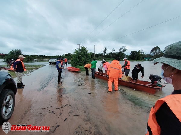 ศรีสะเกษ-ผวาน้ำท่วมคุกเร่งสูบน้ำท่วมขังออกขณะที่พิษโนรูฝนตกหนักทำถนนขาด