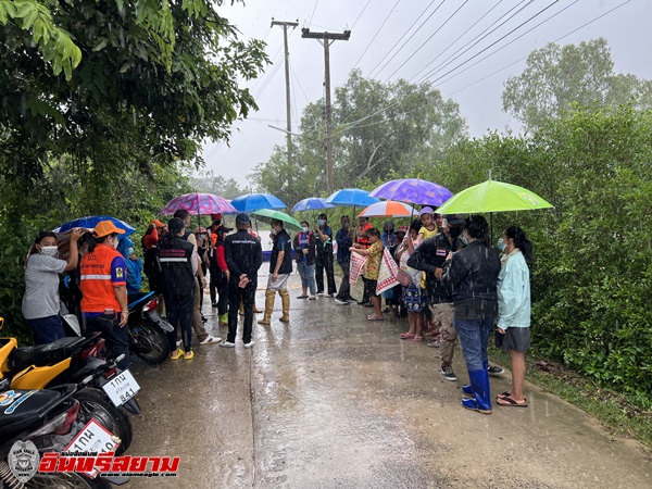 ศรีสะเกษ-2 ชุมชนเทศบาลน้ำท่วมตัดขาดโลกภายนอกรองผู้ว่าหอบถุงยังชีพฝ่าสายฝนตกหนักไปช่วยเหลือ