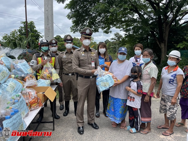 ศรีสะเกษ-น้ำทะลักท่วมชุมชนโนนเขวาถึงหลังคาชาวบ้านหอบข้าวของมากองไว้ริมถนน