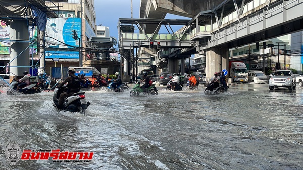 สมุทรปราการ-ฝนถล่มน้ำท่วมถนนหลายสาย กรมอุตุฯ ประกาศเตือนฝนตกหนักมาก คลื่นลมแรง น้ำท่วมฉับพลัน