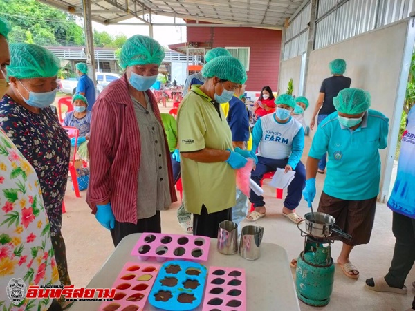 คณะเกษตรศาสตร์ ม.อุบลฯ ลงพื้นที่ถ่ายทอดเทคโนโลยีผลิตสบู่สมุนไพรใบบัวบก ให้แก่เกษตรกร