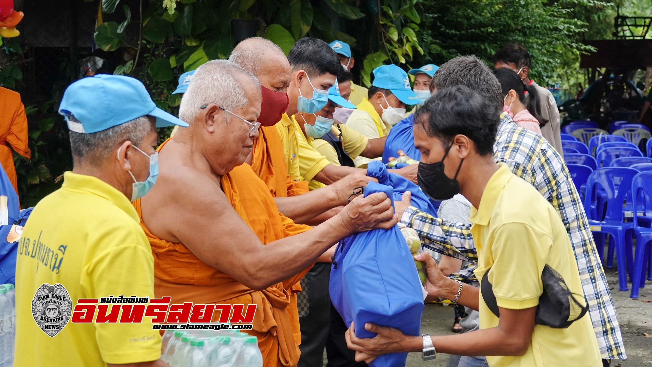 ปทุมธานี-พระไม่ทิ้งโยม..คณะสงฆ์ลงพื้นที่มอบถุงยังชีพช่วยเหลือผู้ประสบภัยน้ำท่วม