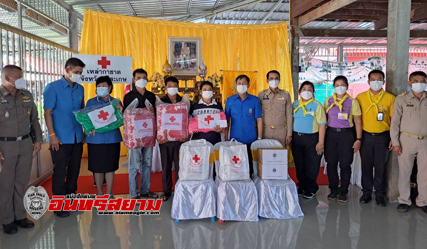 ศรีสะเกษ-มูลนิธิราชประชานุเคราะห์มอบสิ่งของพระราชทานแก่ครอบครัวผู้ประสบอุทกภัย