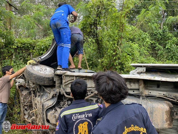 ประจวบคีรีขันธ์-ระดมกู้ชีพกู้ภัยช่วย ผู้บาดเจ็บติดภายในรถตู้หลังแหกโค้ง