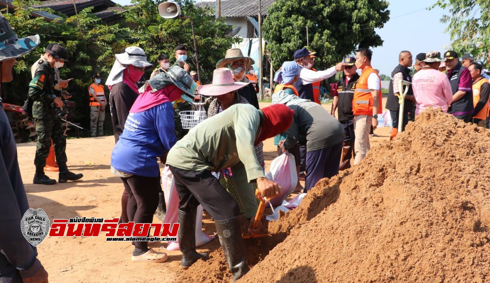 ร้อยเอ็ด-ผู้ว่าฯ ลงพื้นที่ให้กำลังใจประชาชน ร่วมบรรจุกระสอบทรายทำคันป้องกันน้ำท่วมพื้นที่เกษตร