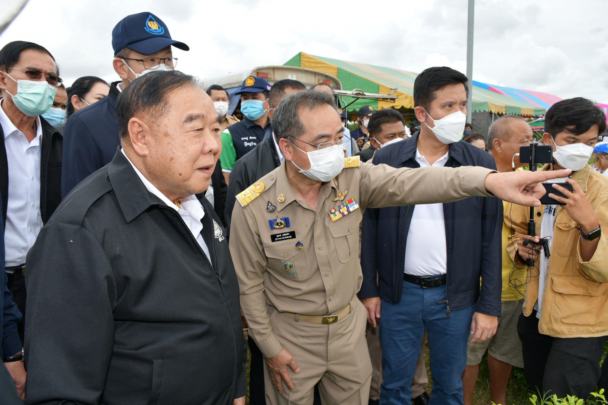 สิงห์บุรี-“บิ๊กป้อม”ตรวจติดตามสถานการณ์อุทกภัย ณ ประตูบายน้ำบางโฉมศรี