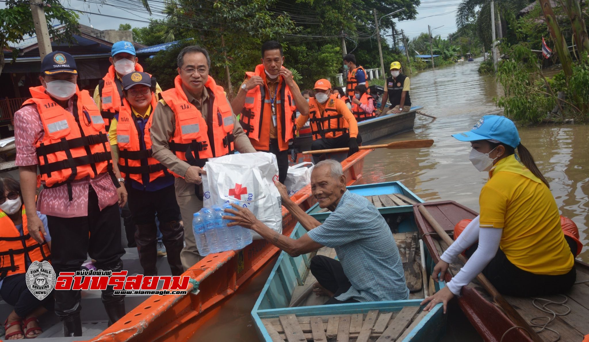 สิงห์บุรี-ผู้ใหญ่บ้านคนเก่ง นำขบวนเรือผู้ว่าแจกของผู้มีผลกระทบจากน้ำท่วม