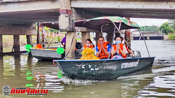 ปทุมธานี-ชาวลำลูกกาอิ่มบุญสร้างความดีปลื้มกฐินสามัคคีทางน้ำล่องเรือ30ลำสืบสานประเพณี