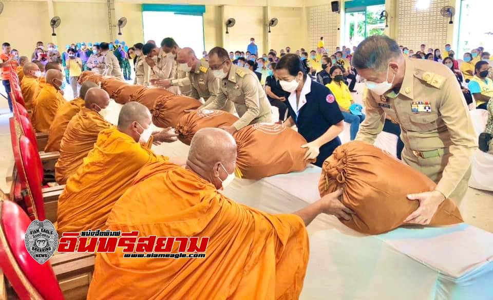 ปราจีนบุรี–มูลนิธิอาสาเพื่อนพึ่ง(ภาฯ)ยามยากมอบสิ่งของพระราชทาน ช่วยเหลือผู้ประสบภัยพิบัติ