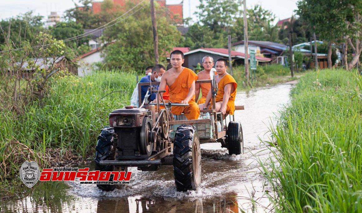 นครนายก-คุณพระช่วย..!! พระสงฆ์วัดศรีจุฬานำข้าวสารอาหารมอบให้ญาติโยมที่บ้านถูกน้ำท่วม