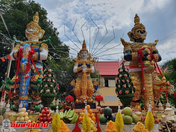 ลพบุรี-นักเสี่ยงโชคเฮลั่นหลวงพ่อจุดเองประทัดบวงสรวงท้าวเวสสุวรรณเลขโดนใจ