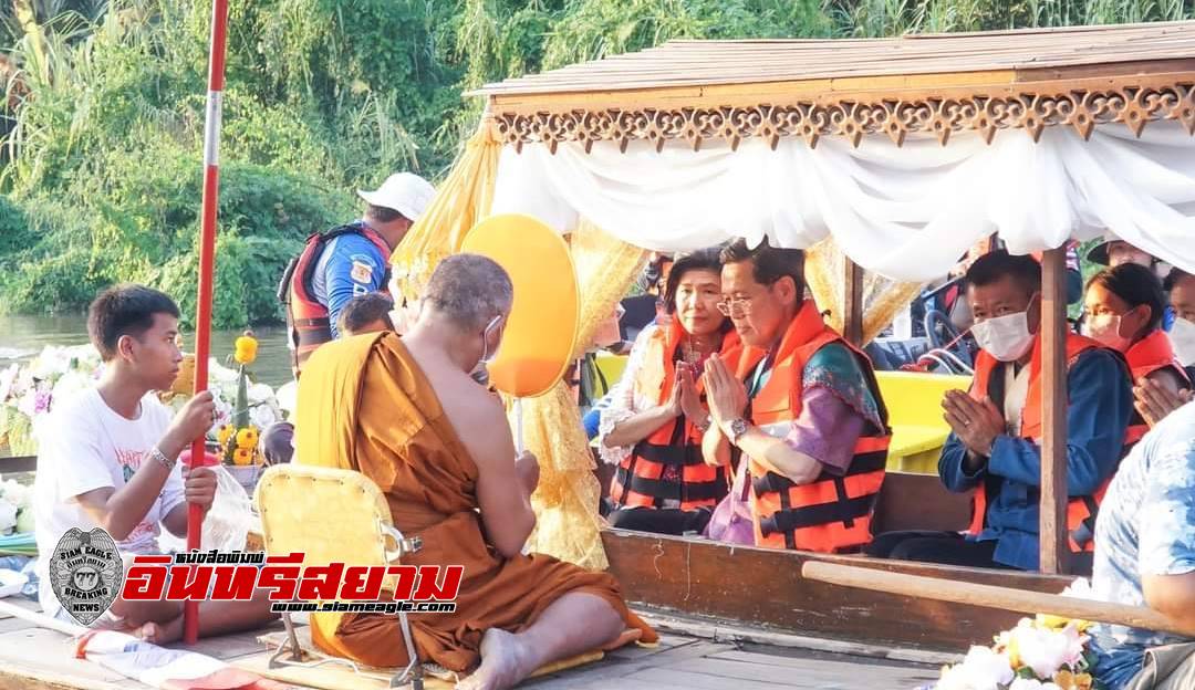 ลพบุรี-ชาวไทยรามัญสืบสานประเพณีลอยผ้าป่าทางเรือล่องแม่น้ำลพบุรี