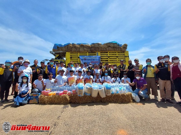 ชมรมรถบรรทุกฟาง วัยรุ่นฟางอัดแห่งประเทศไทย มอบถุงยังชีพ น้ำดื่ม และ อาหารสัตว์ แก่ผู้ประสบภัยน้ำท่วม