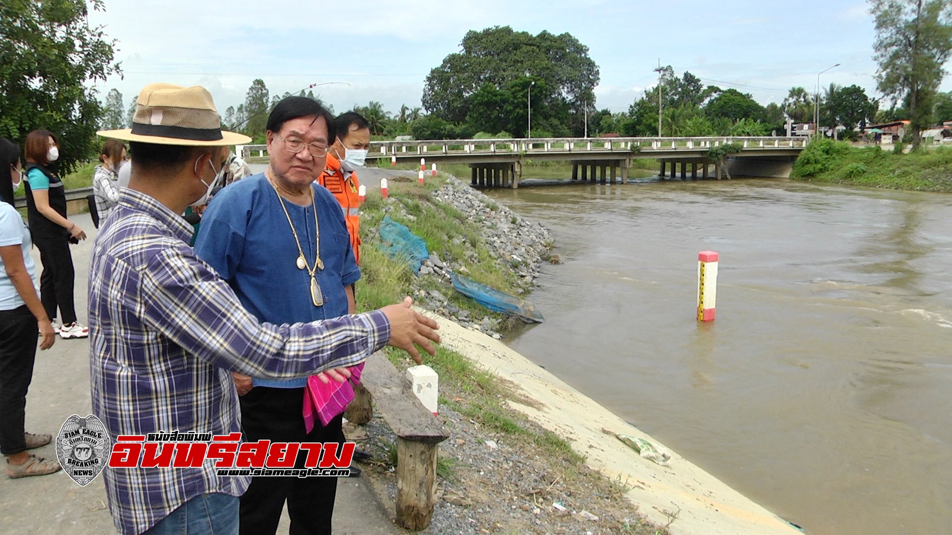 สุพรรณบุรี-“รมช.ประภัตร”เร่งแก้ปัญหาผักตบชวา ทหารนำกำลังช่วยป้องน้ำท่าจีนท่วมวัด