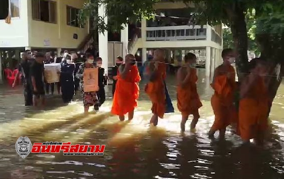 ปราจีนบุรี-น้ำยังไม่ลดญาติลุยน้ำจัดงานศพ