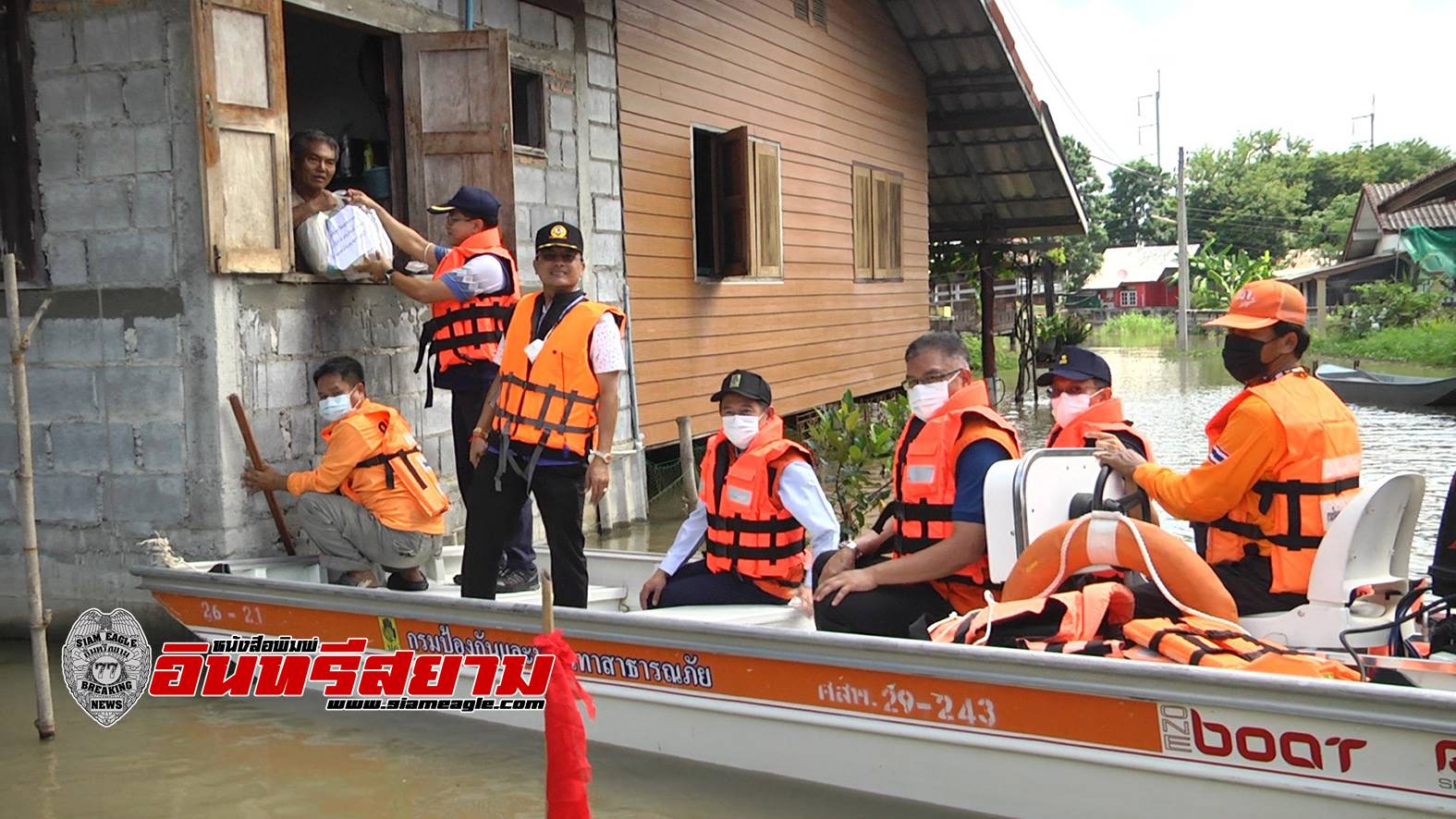 สุพรรณบุรี-น้ำท่าจีนสูงต่อเนื่องผู้ว่าฯพร้อมนายกเหล่ากาชาดลงพื้นที่มอบถุงยังชีพ