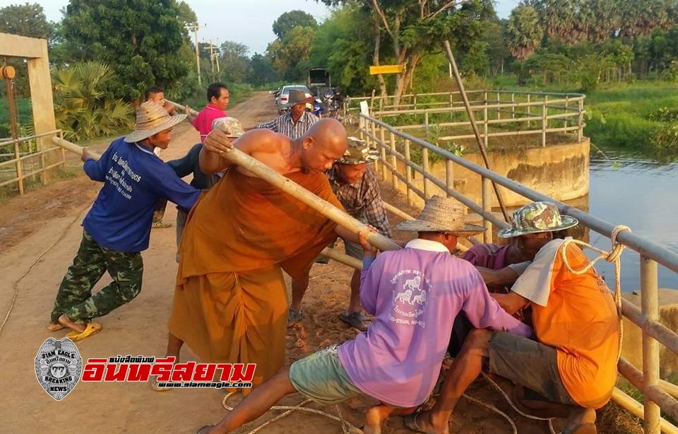 ศรีสะเกษ-ผักตบชวาขวางน้ำไหลของฝายทำให้น้ำท่วมไร่นาของชาวบ้าน