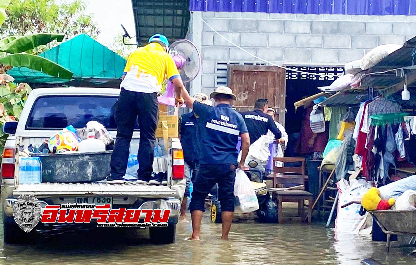 ประจวบคีรีขันธ์-นอภ.หัวหิน นำทีมแจกถุงยังชีพช่วยเหลือผู้ประสบอุทกภัย